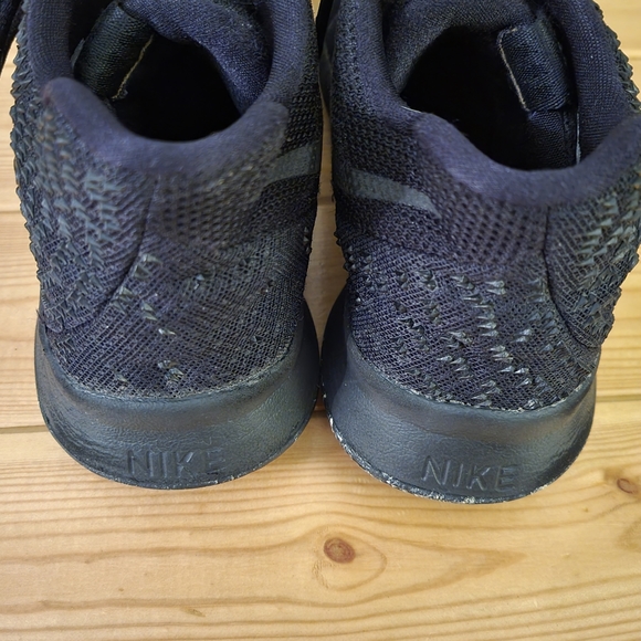 Nike Kyrie black 6.5Y - Picture 2 of 7